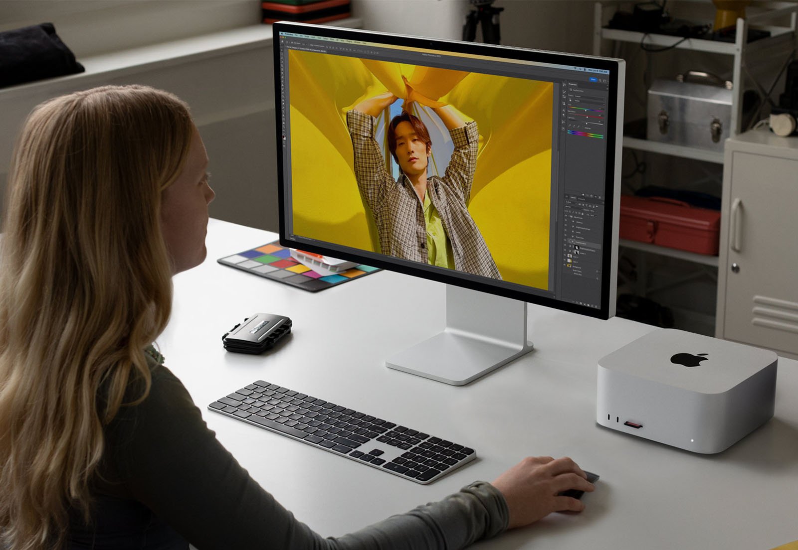 A woman uses a Mac paired with a Magic Keyboard.